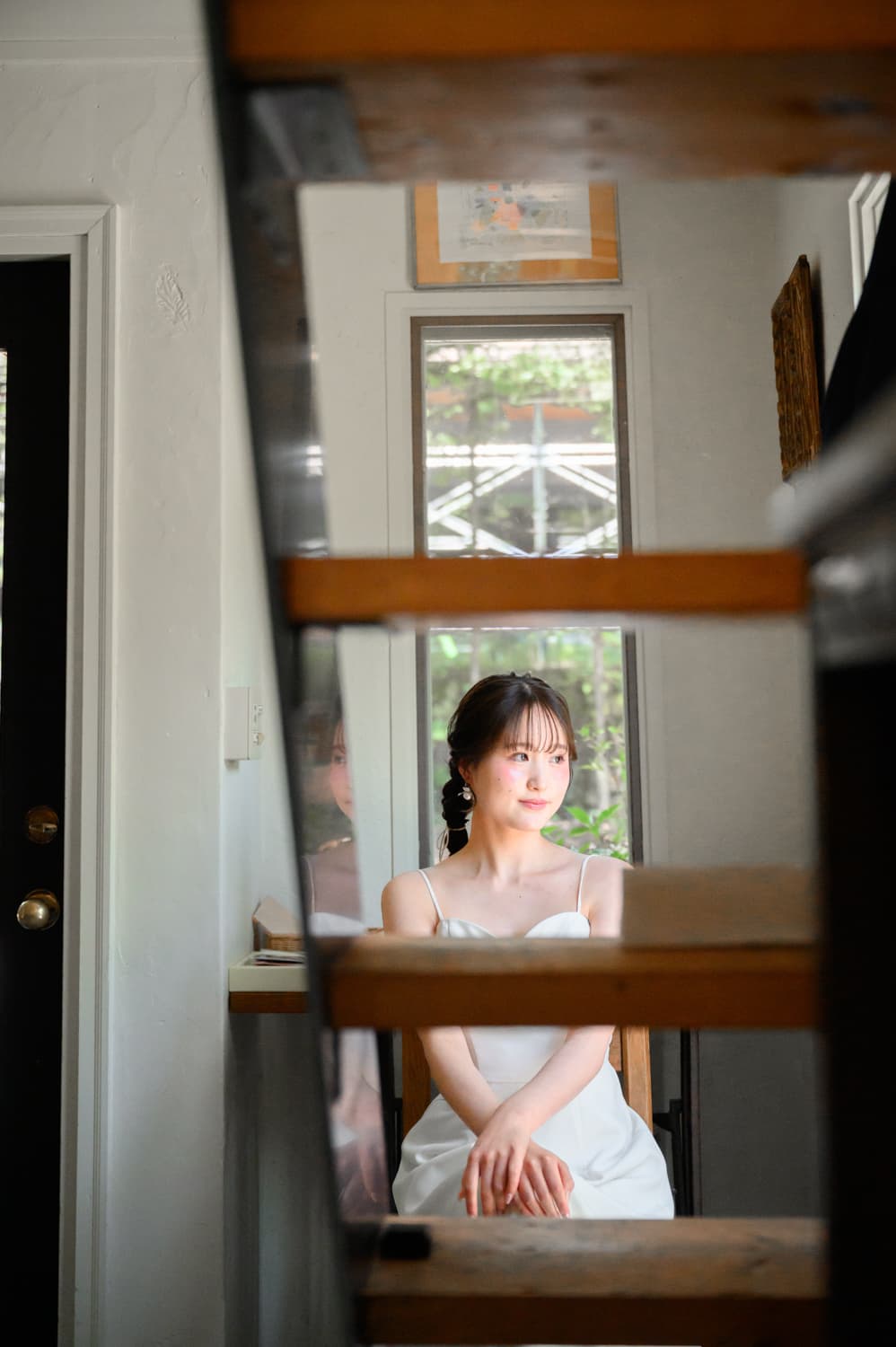 木の梁越しに撮影した軽井沢の貸切カフェフォトウェディング